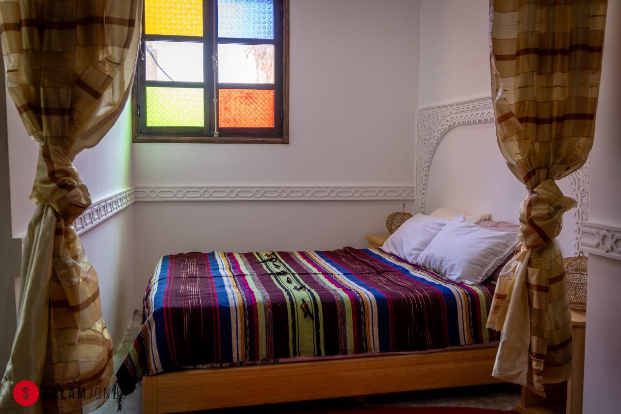La Chambre du Souk — cozy double room with traditional carved arch headboard